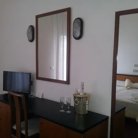 Montecarlo ホテル 3*